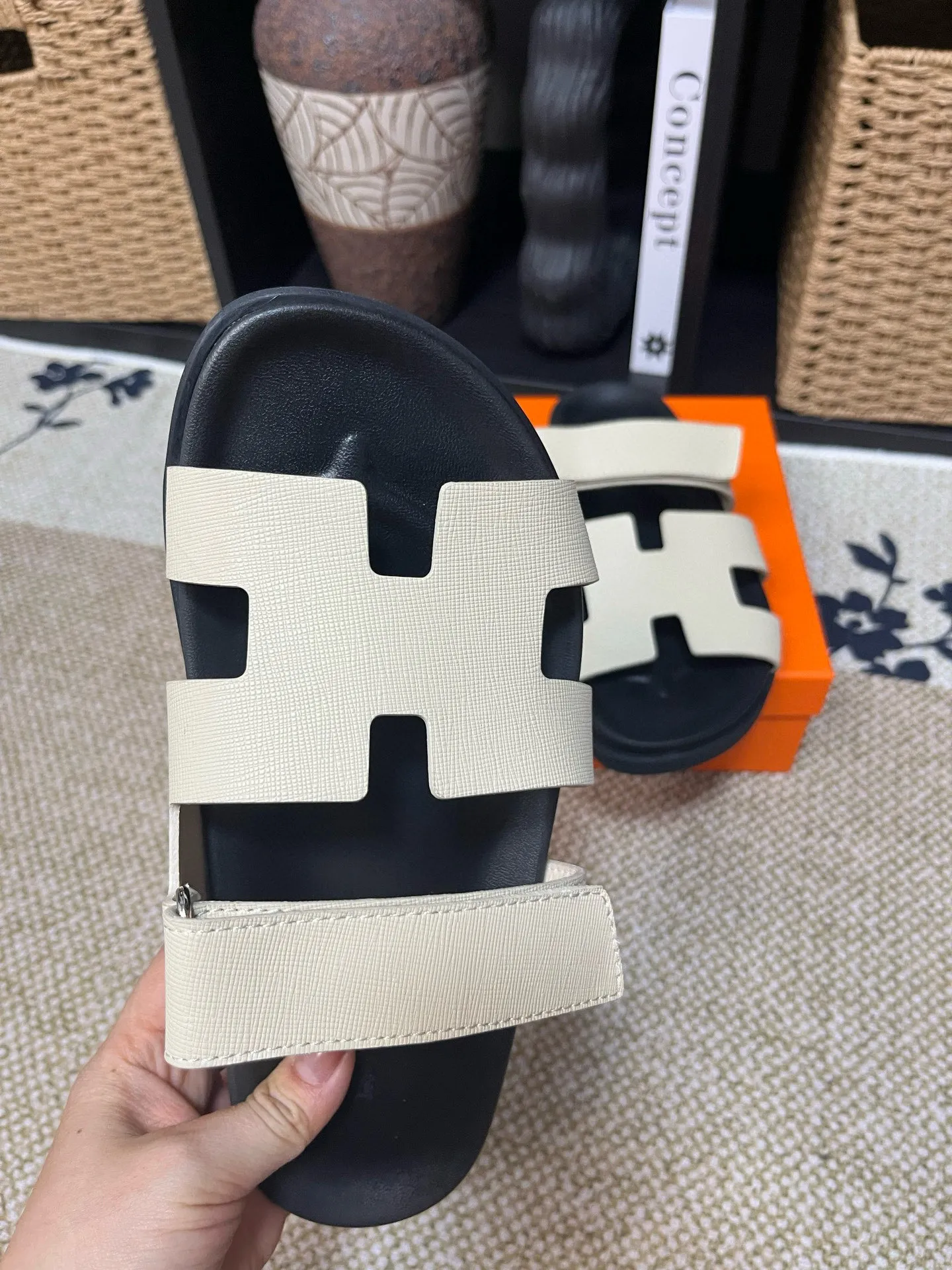 P300 Long-term stock Hermes men’s Kazimir slippers for couples - top quality woven calfskin functional sandals with intertwined uppers inspired by the “H” iconic pattern to create a casual look, perfect for summer. Imported cowhide + cowhide lining + TUP outsole Size: 35-46